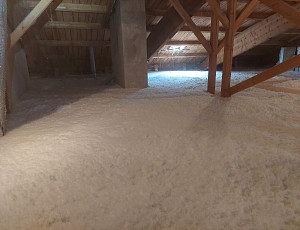 Zateplení stropu zdravotního střediska technologií foukané izolace